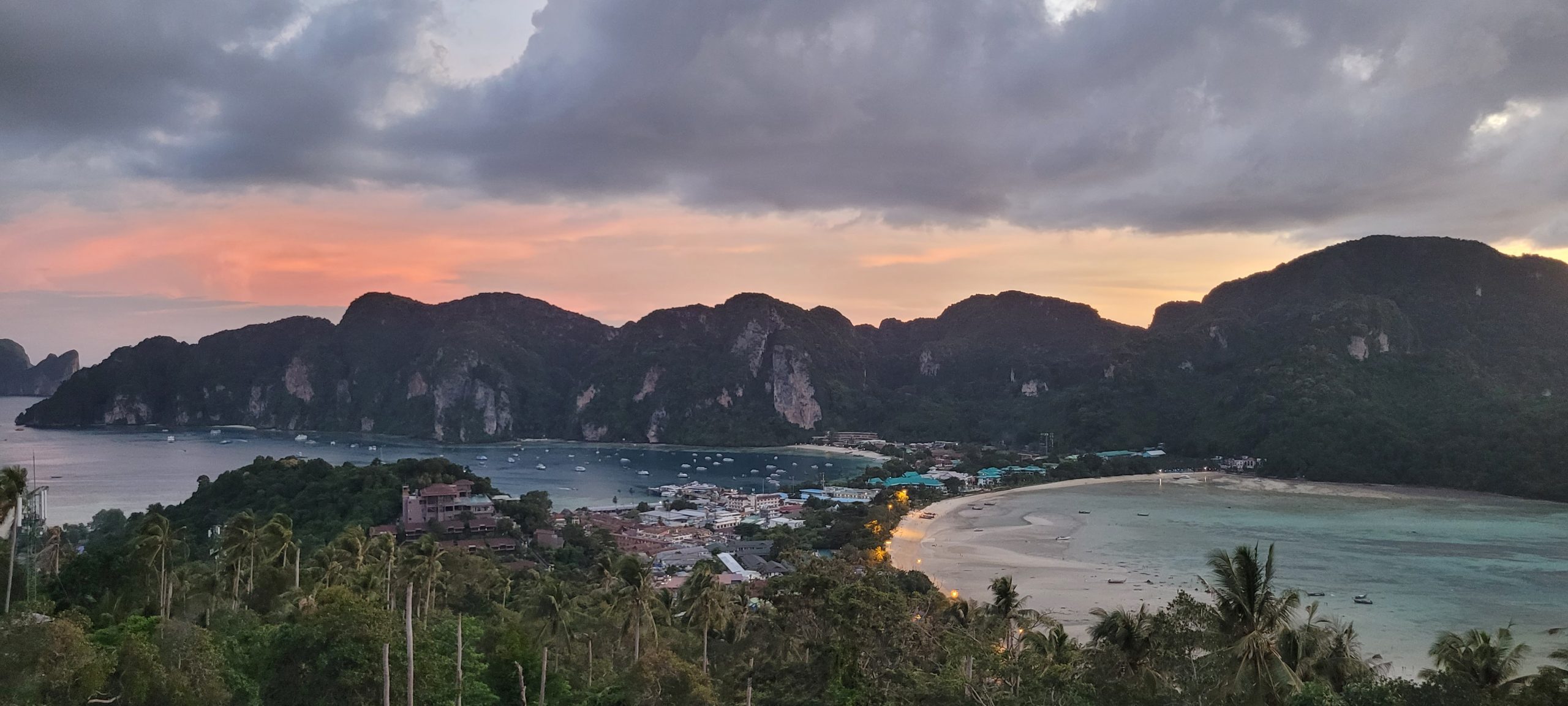 Vista de Phi Phi Island al atardecer desde un mirador