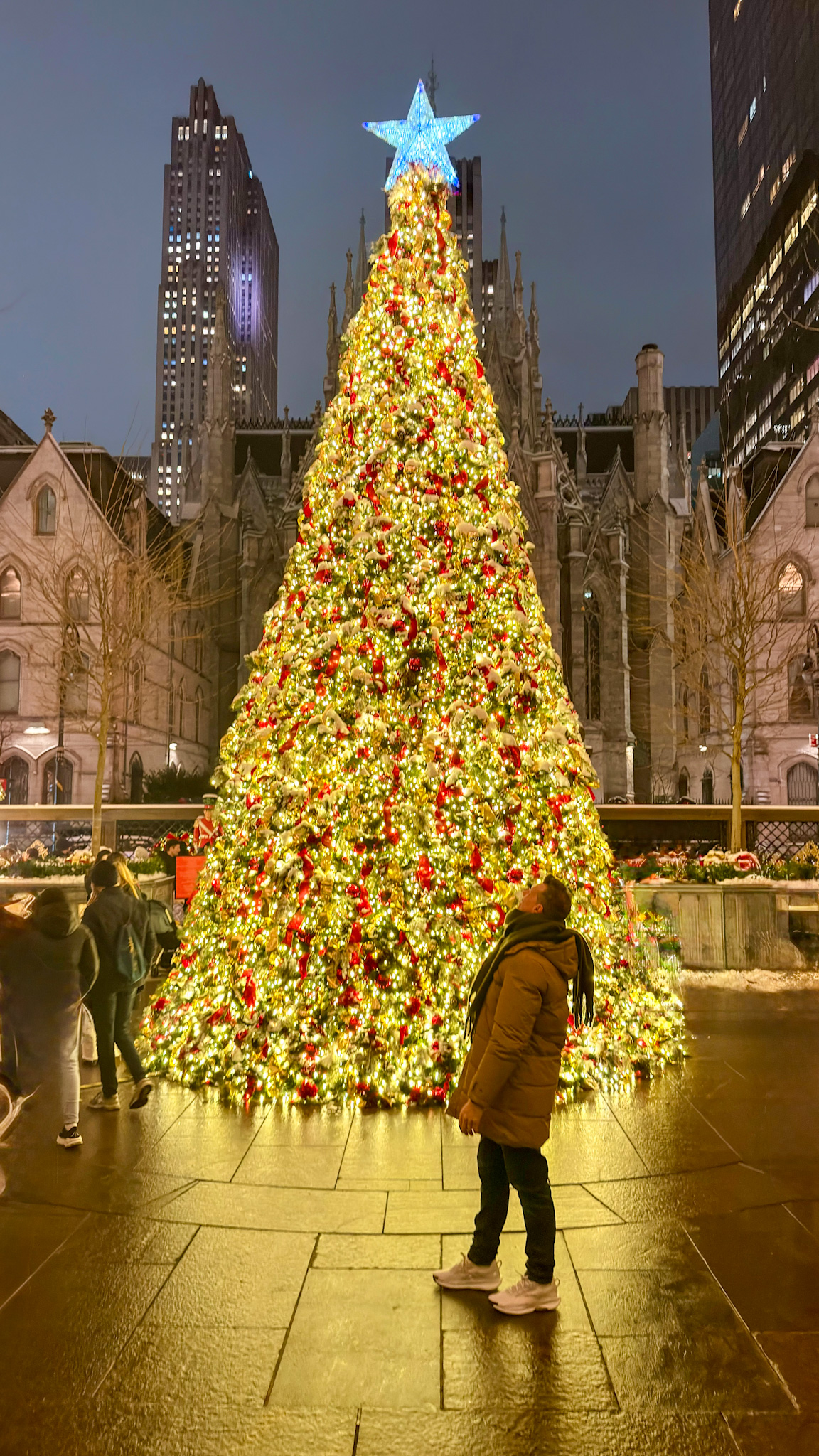 Rockefeller Center con árbol de Navidad iluminado en Nueva York