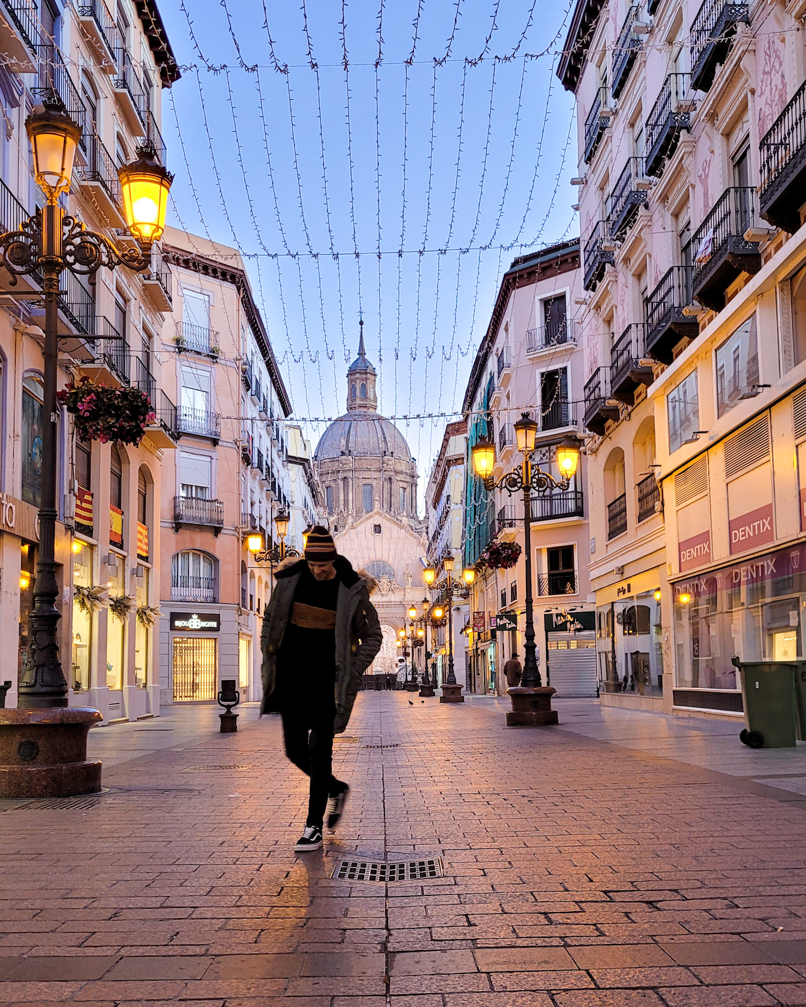 Calle Alfonso de Zaragoza al amanecer