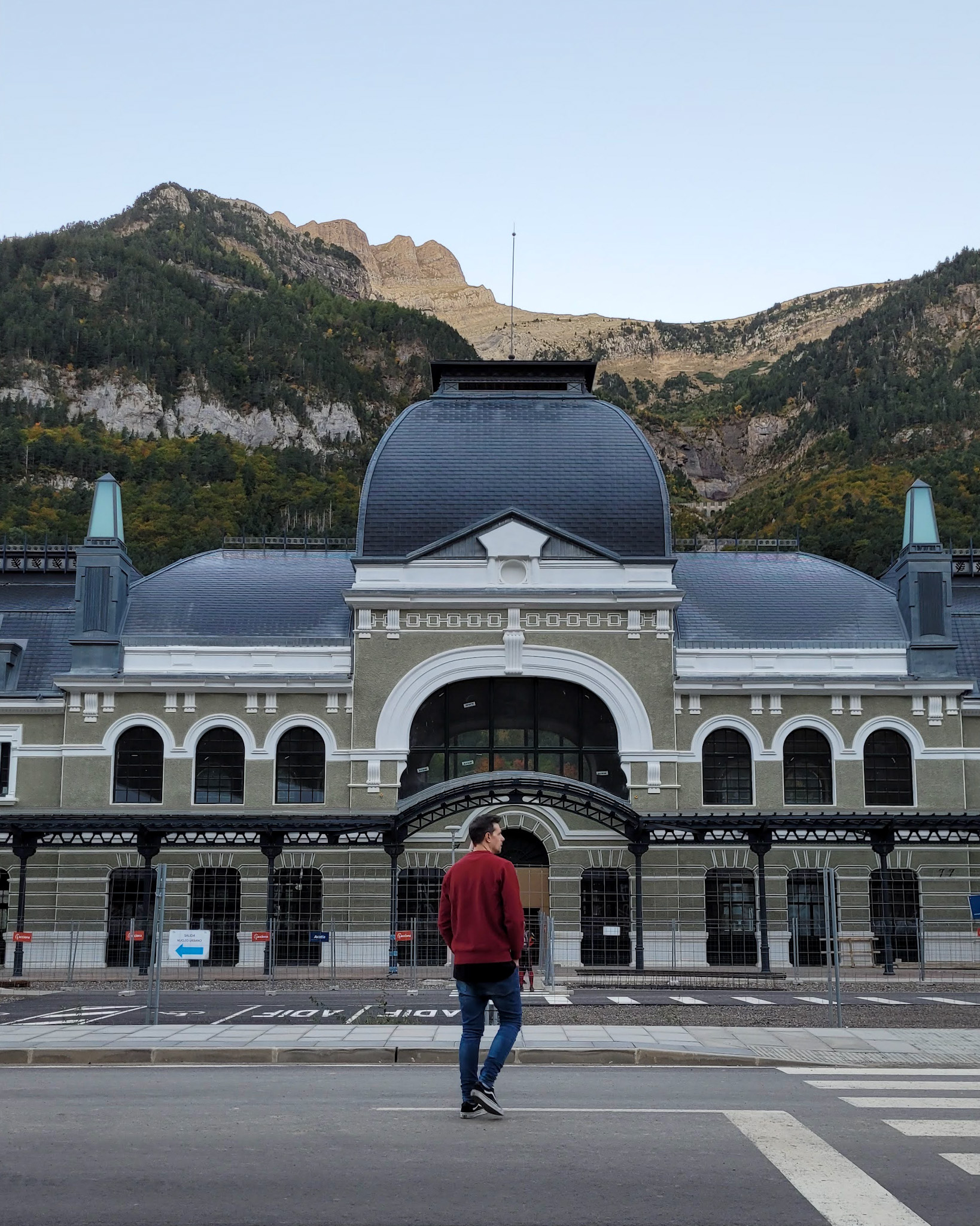 Estación Internacional de Canfranc en el Pirineo aragonés