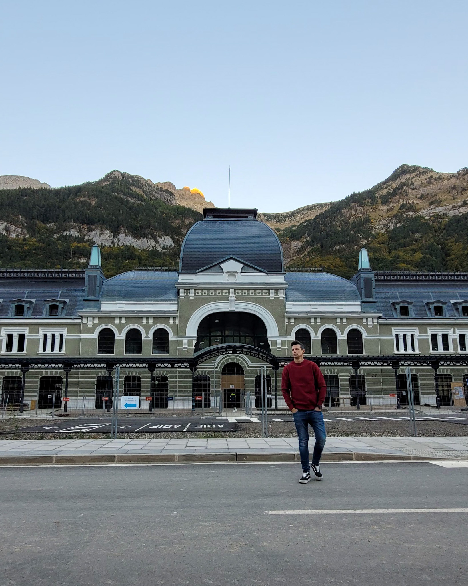 Estación Internacional de Canfranc en el Valle del Aragón, Pirineo