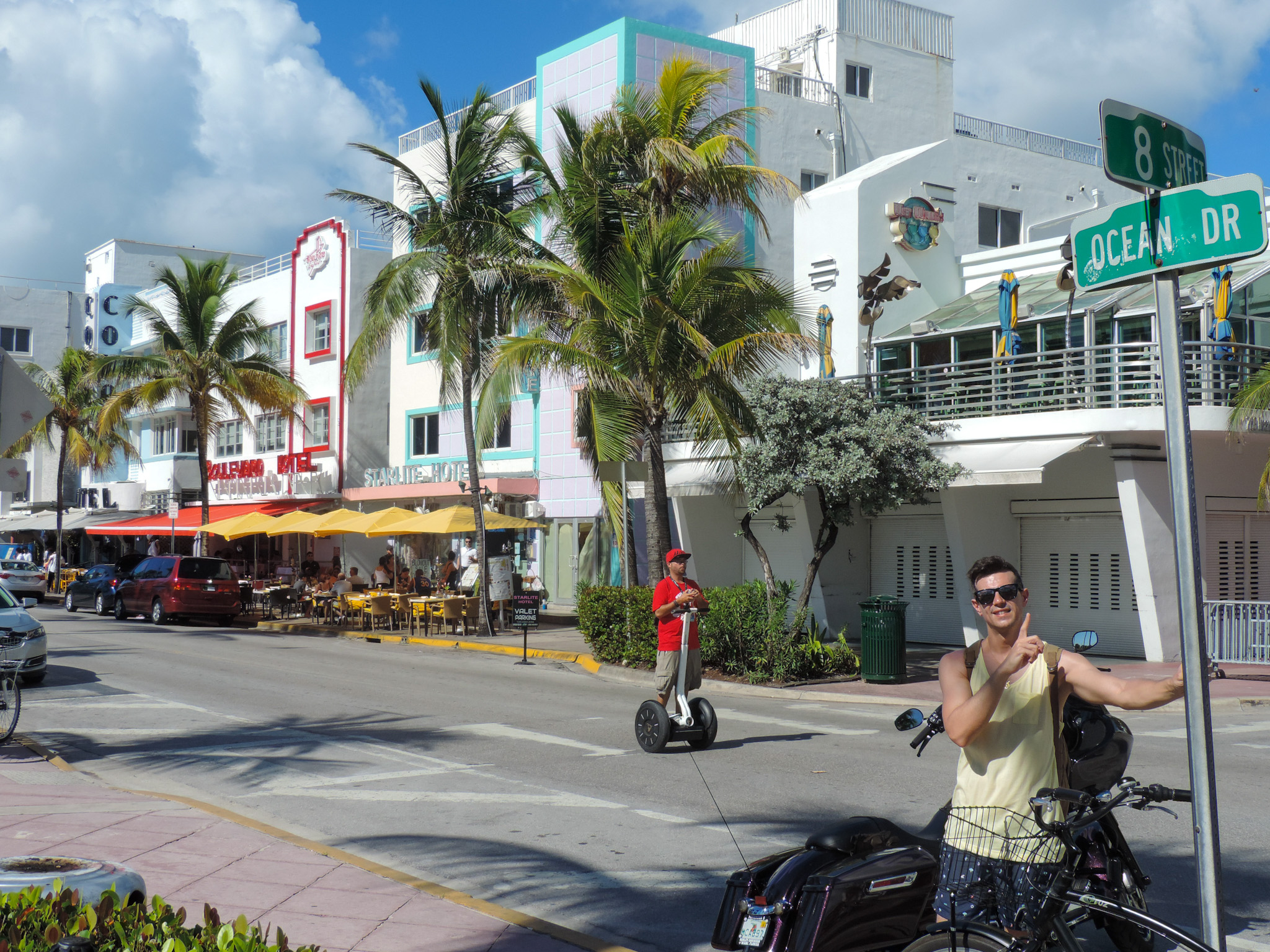 Ocean Drive en Miami, Florida, con sus icónicos edificios art déco y el ambiente de South Beach