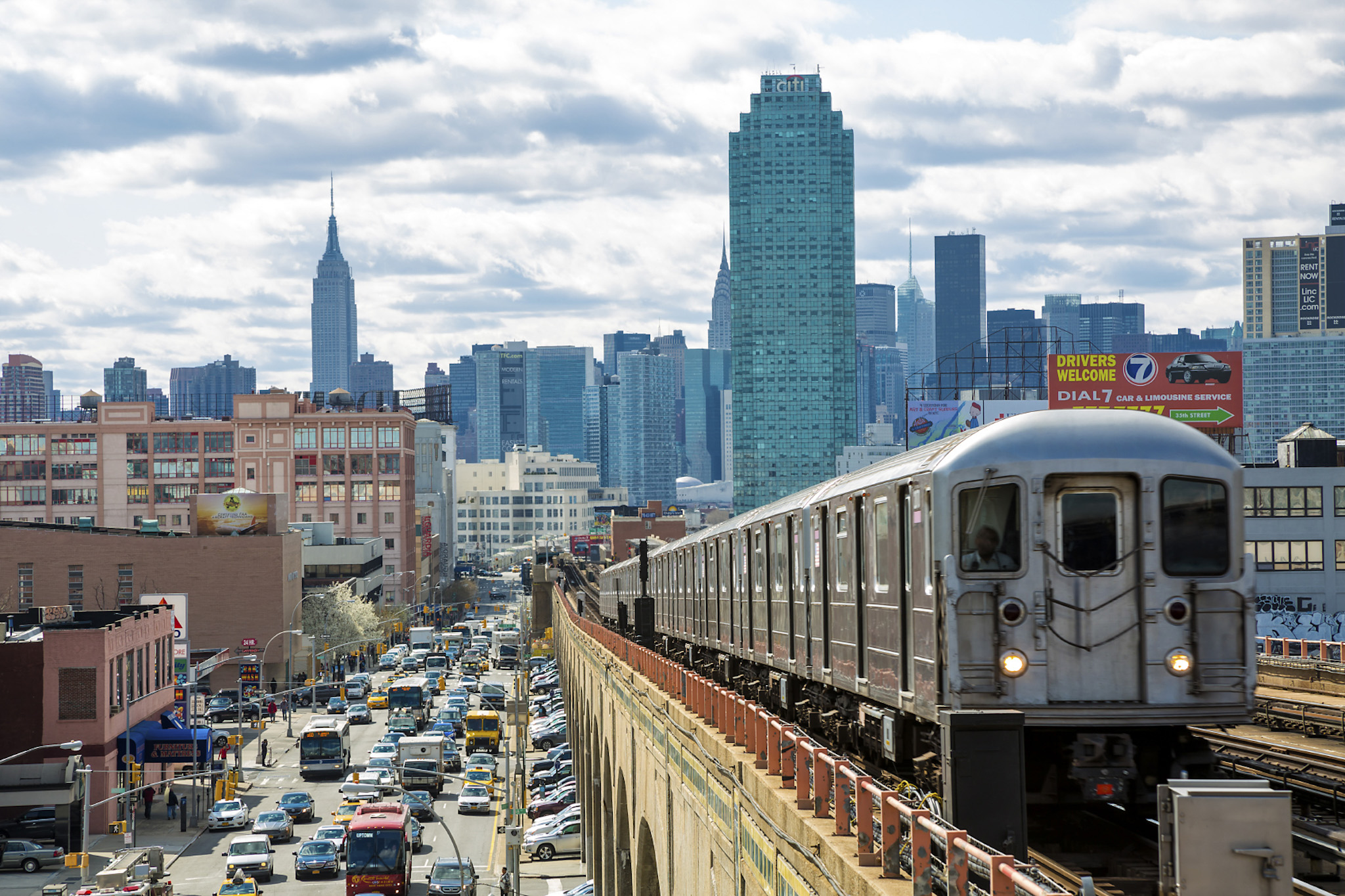Metro en Queens Nueva York cerca de The Local