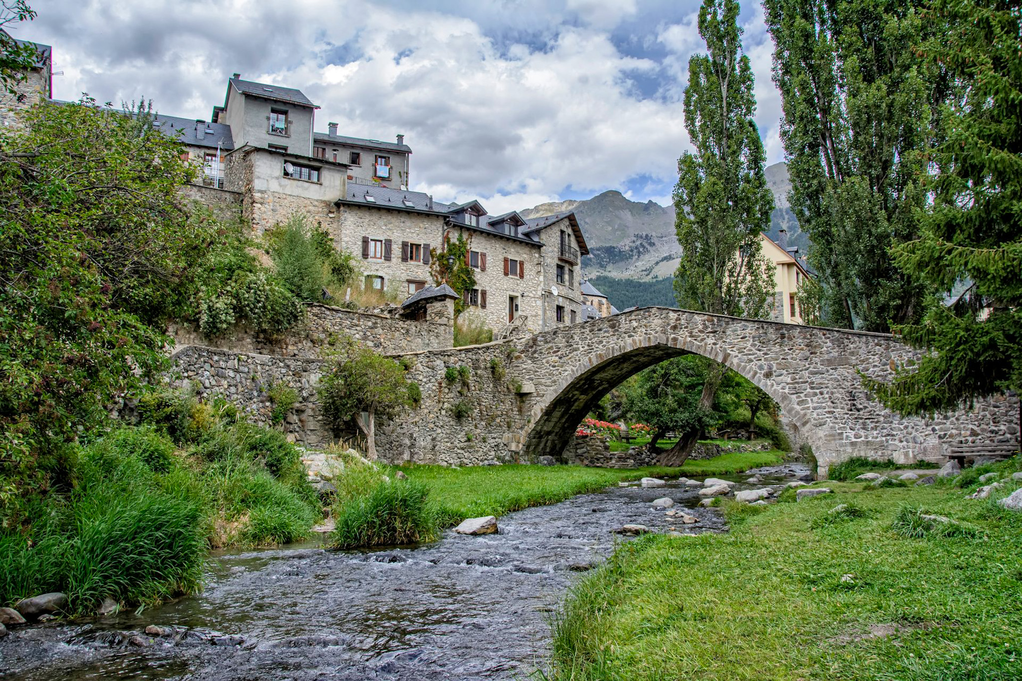 Paisaje del Pirineo aragonés con montañas y pueblos