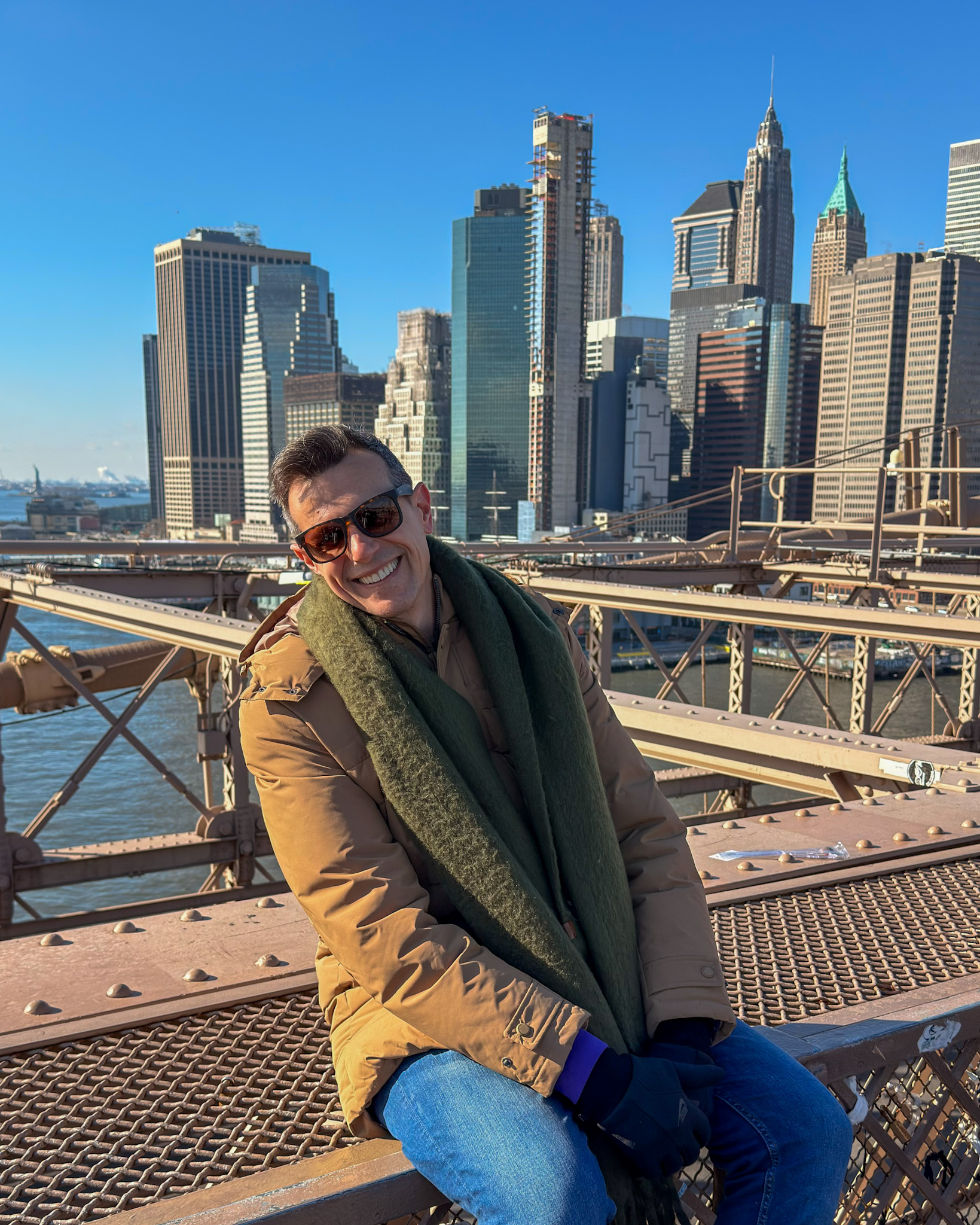 Puente de Brooklyn peatonal con vistas al skyline