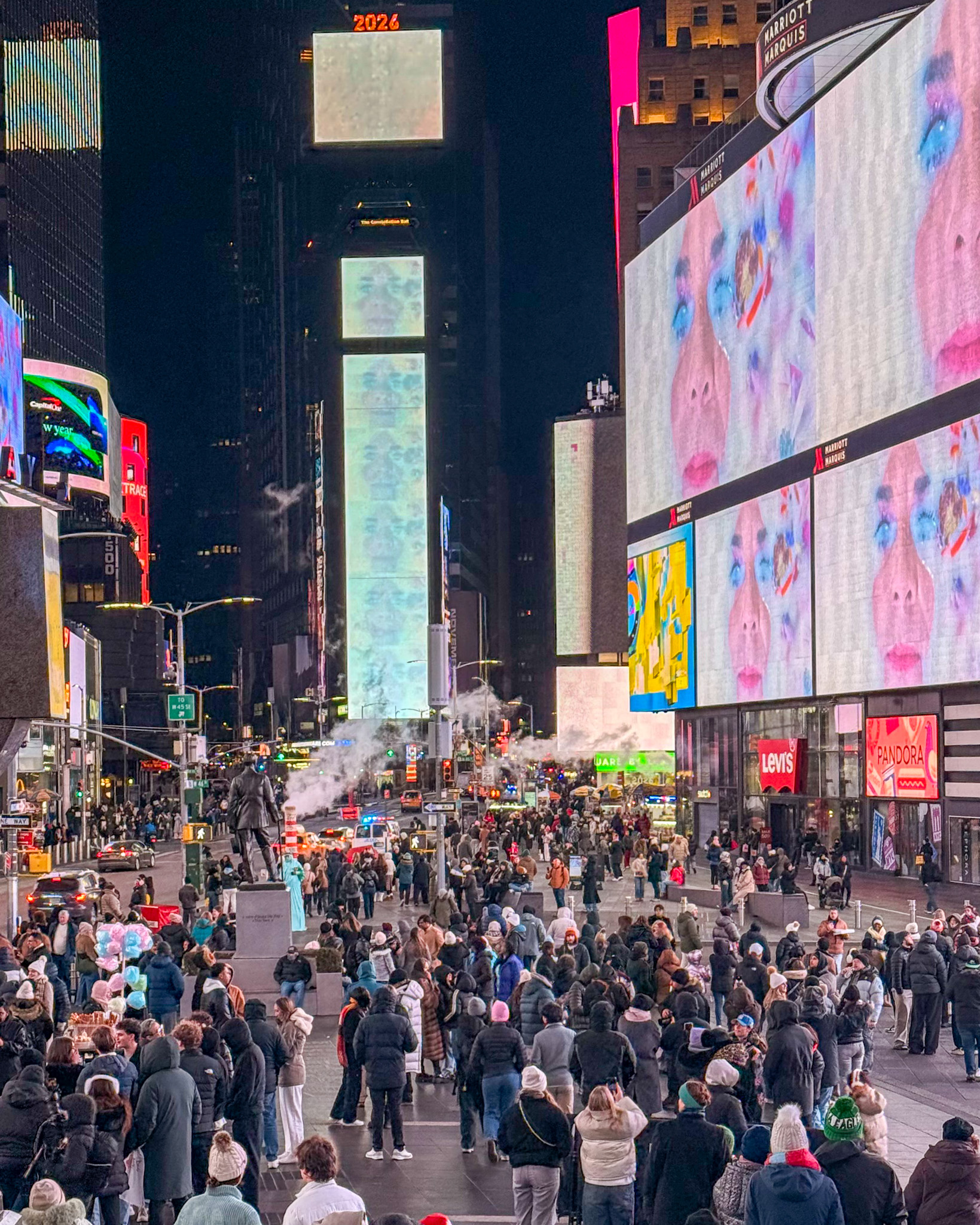Times Square de noche con las luces encendidas
