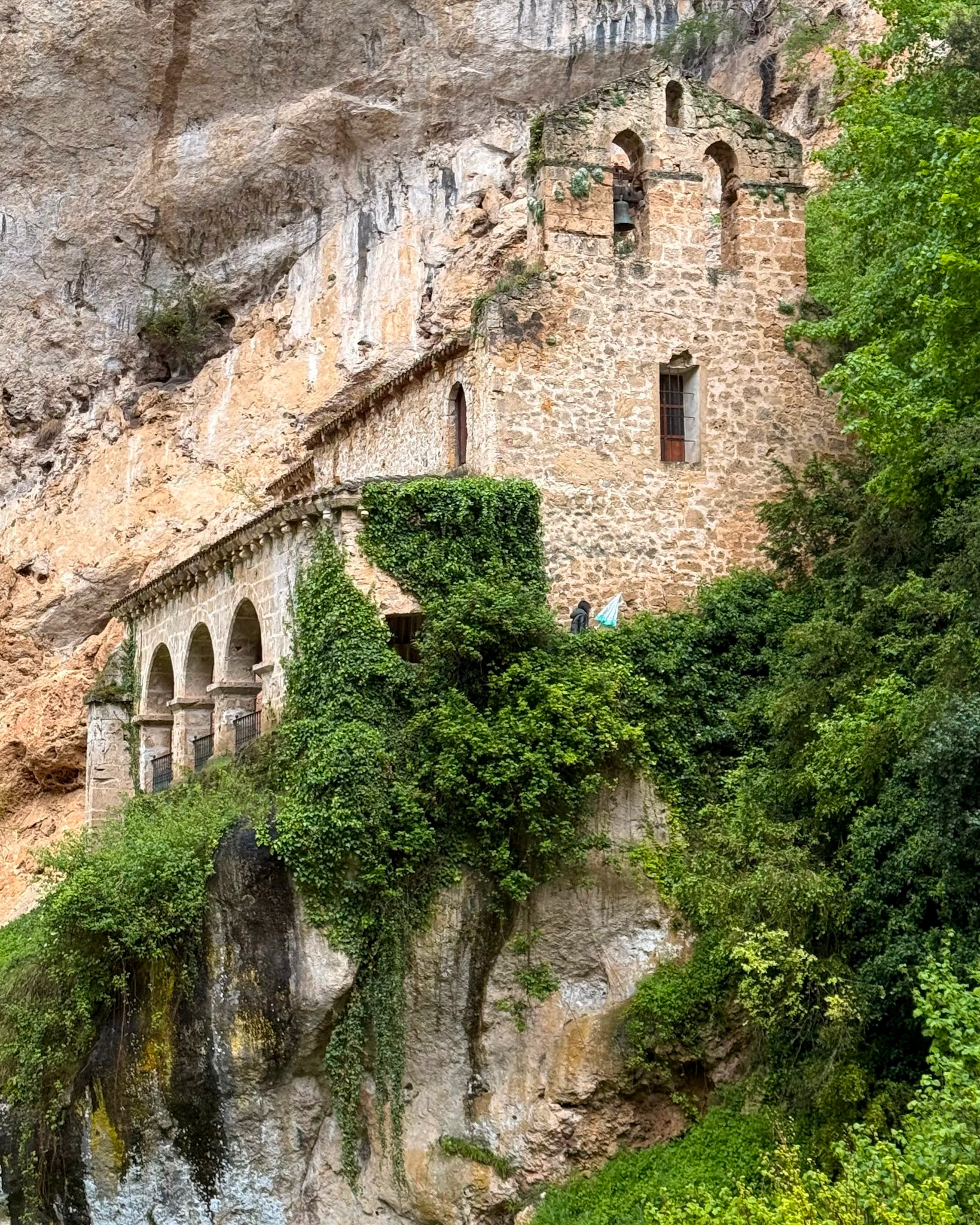 Monasterio de San Juan de la Peña enclavado en la roca, Pirineo aragonés