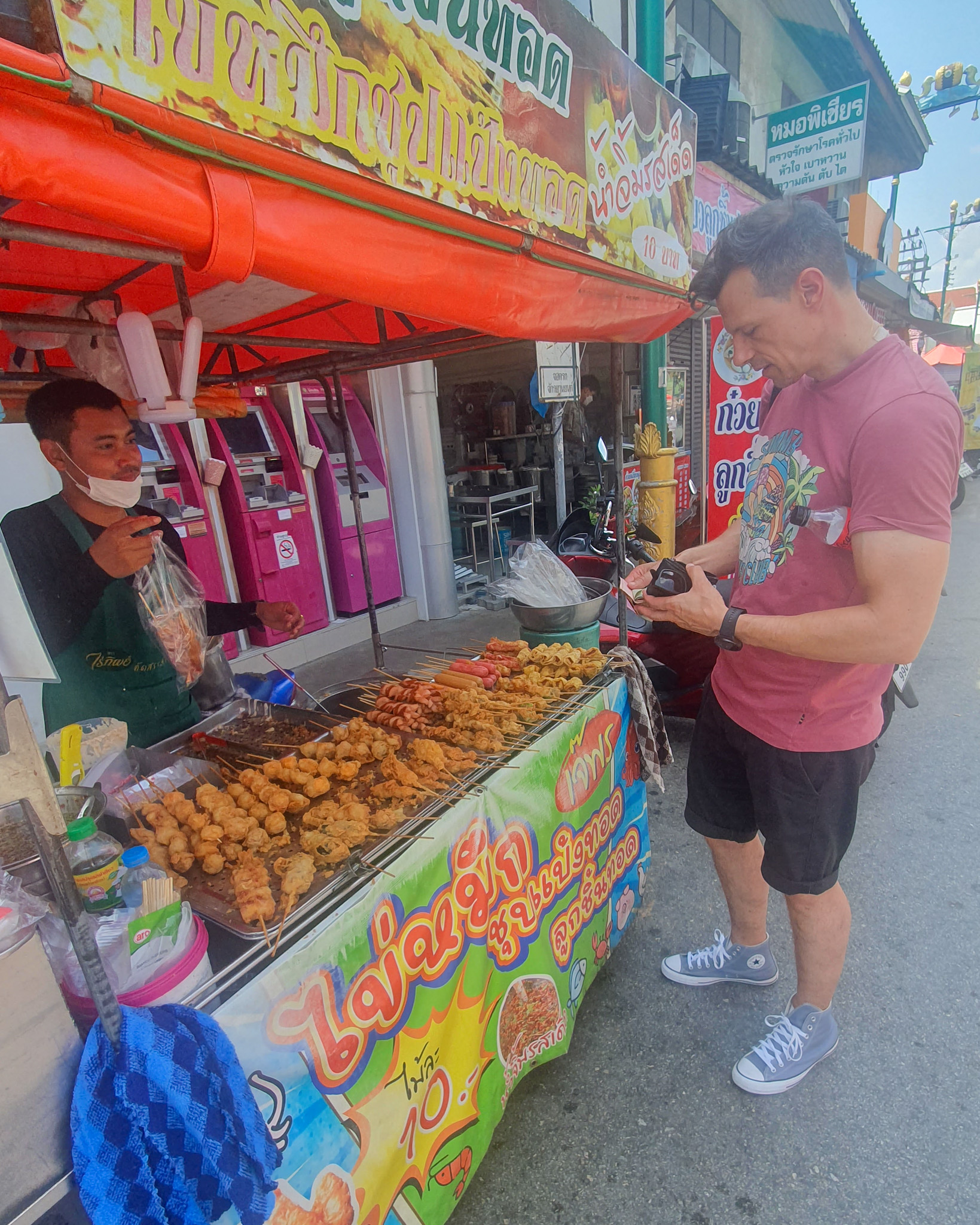 Comida callejera en el mercado del tren de Maeklong