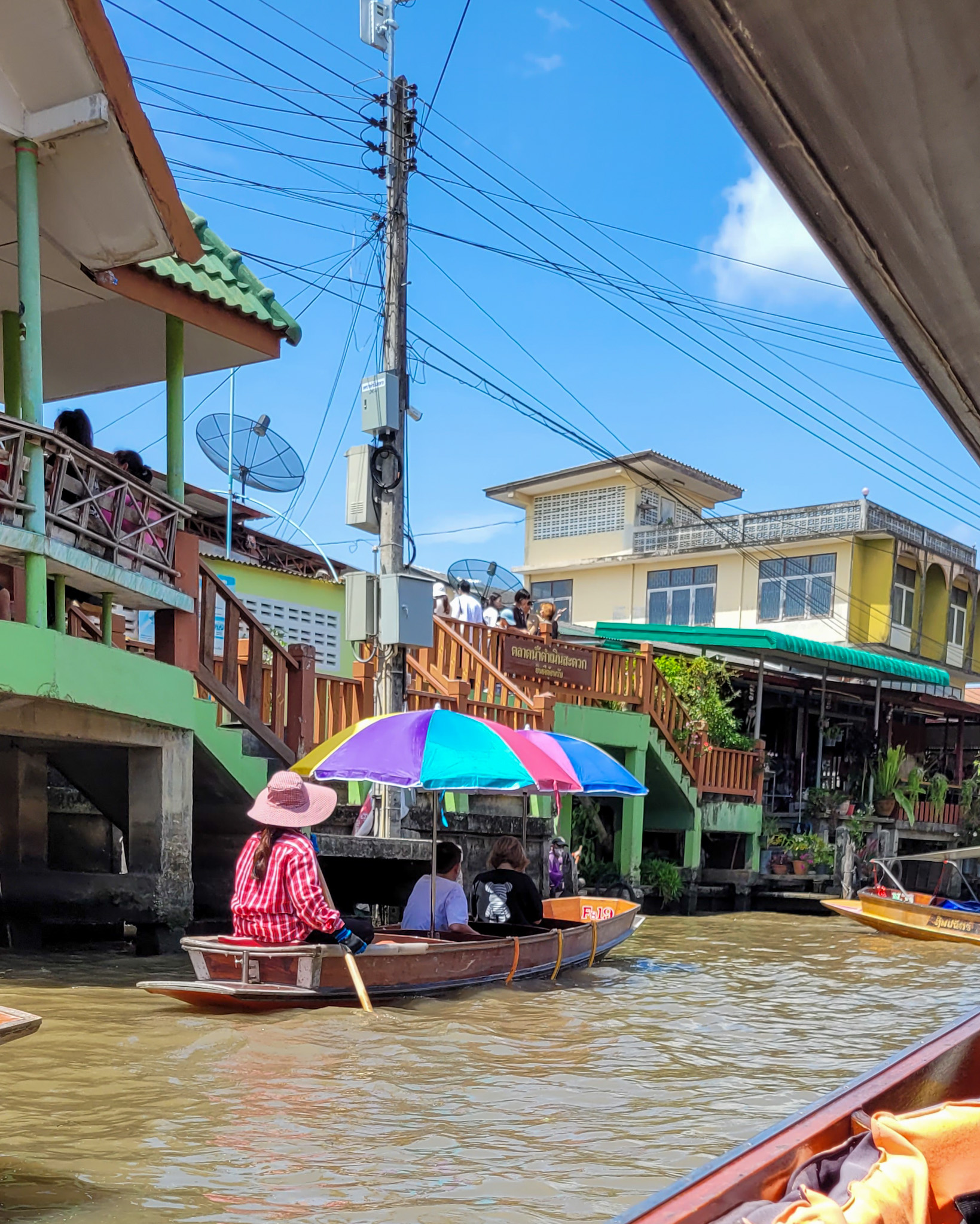 Navegando por los canales del mercado flotante de Damnoen Saduak