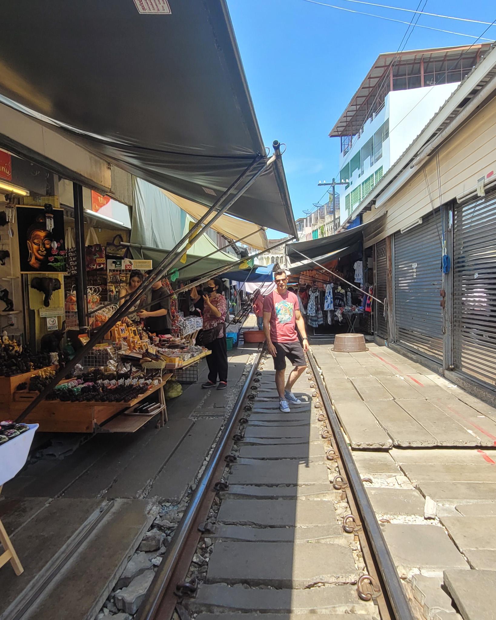 Vías del mercado del tren de Maeklong en Tailandia