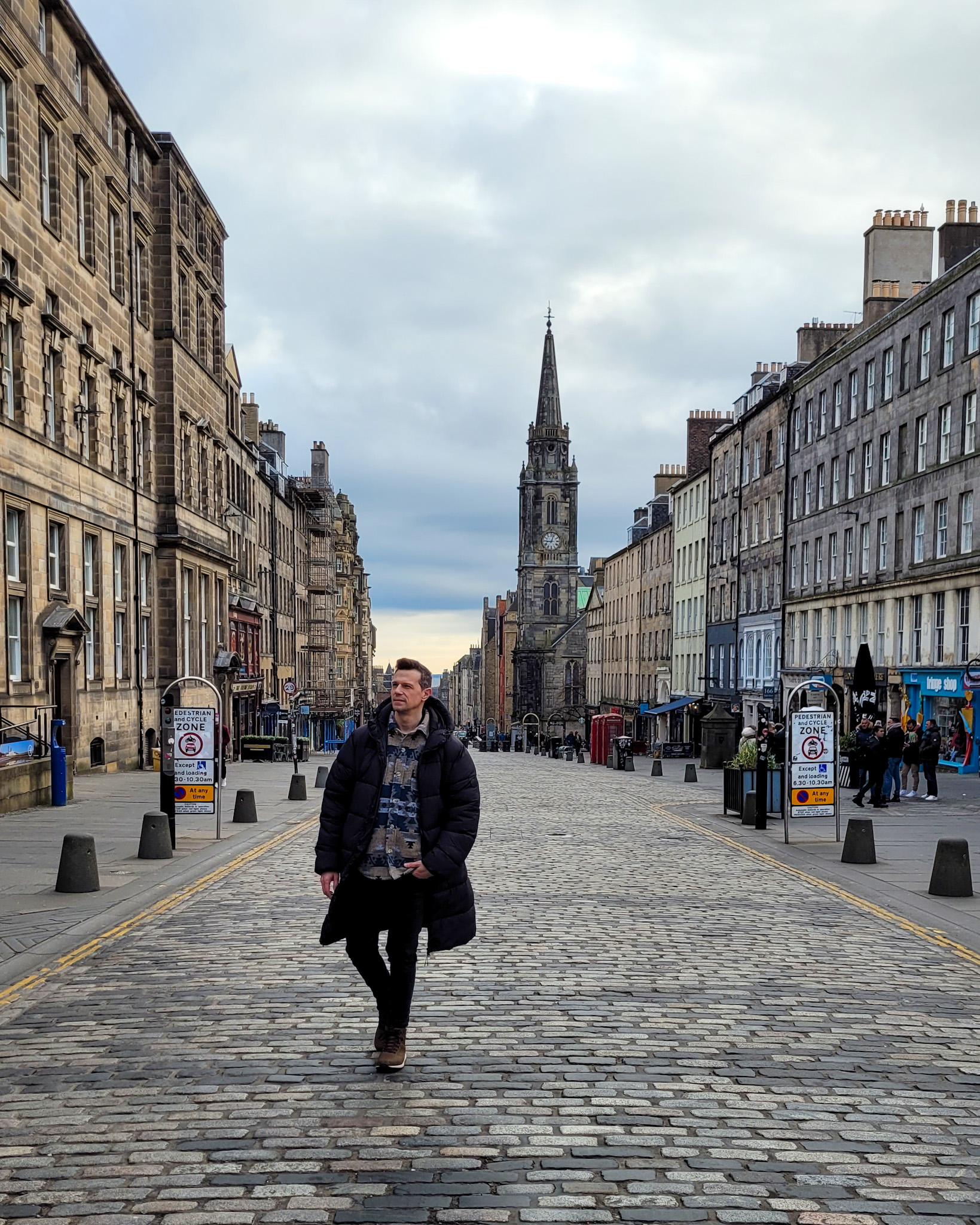 Recorriendo la Royal Mile en Edimburgo