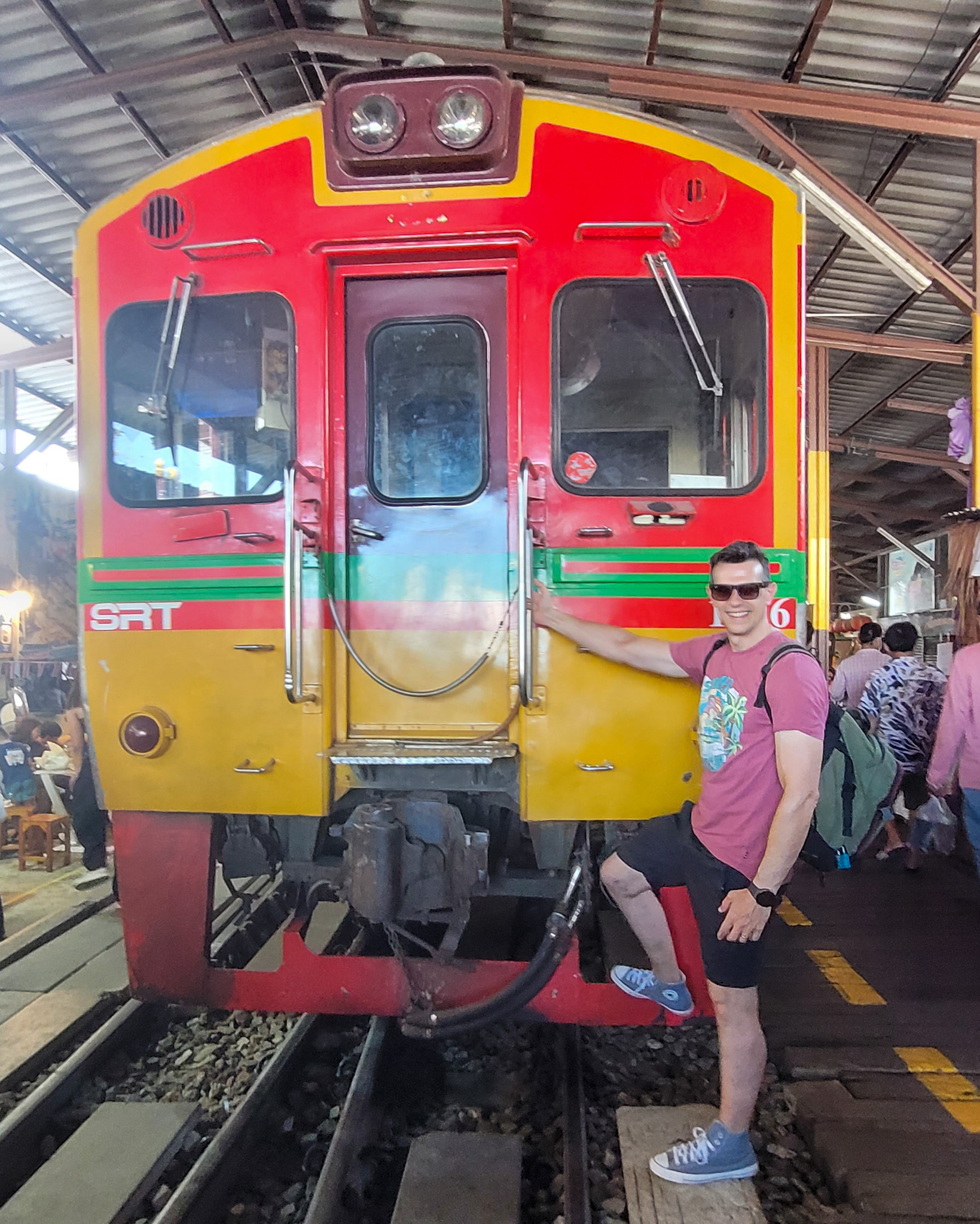 Tren pasando por el mercado de Maeklong