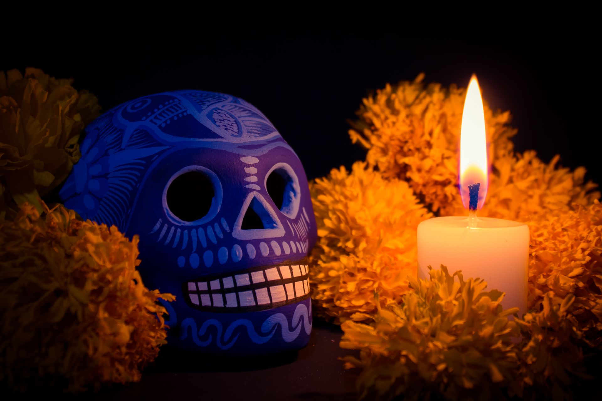 Calavera decorada para el Día de Muertos con flores de cempasúchil