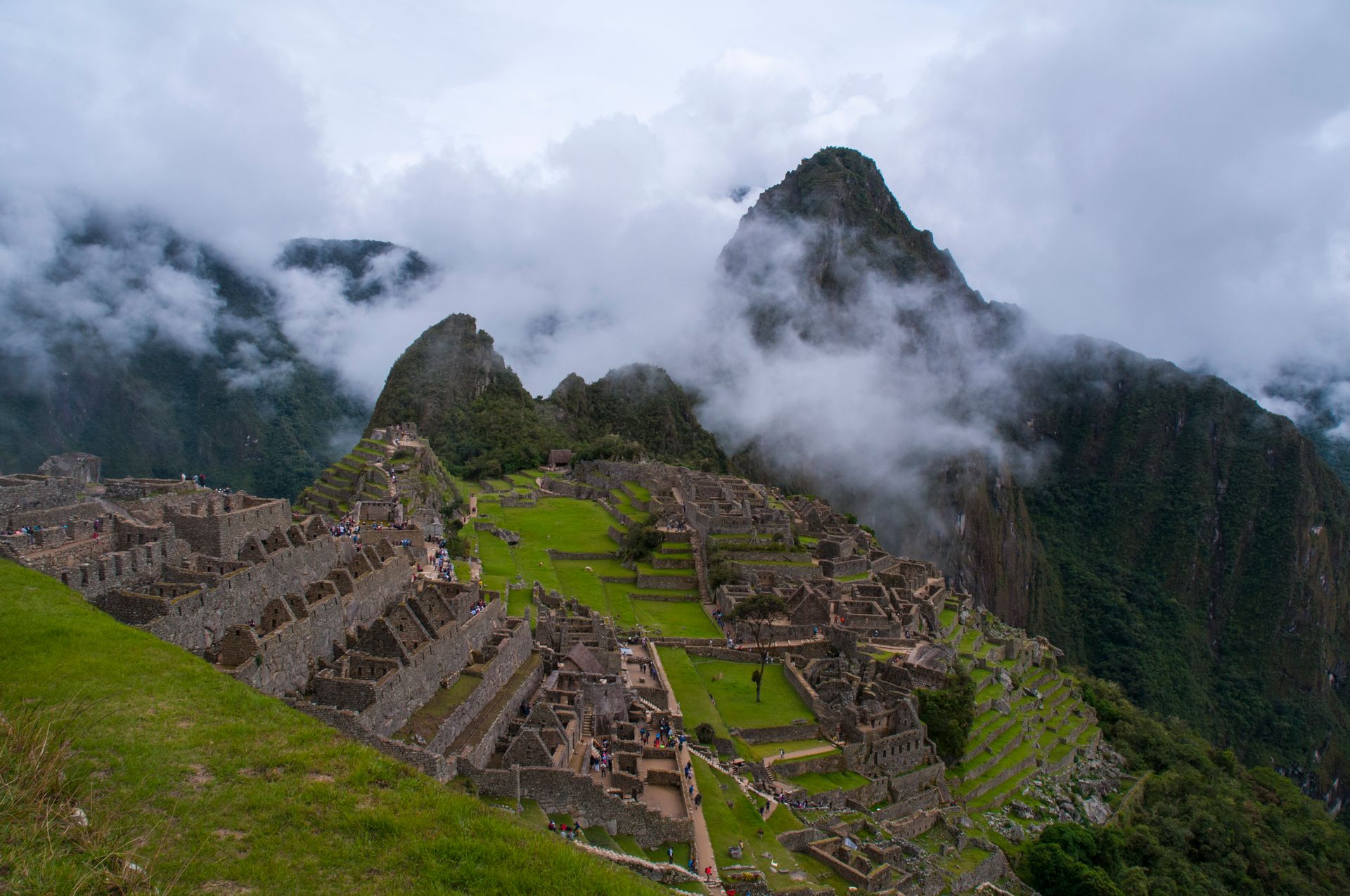 Panorámica de Machu Picchu con niebla
