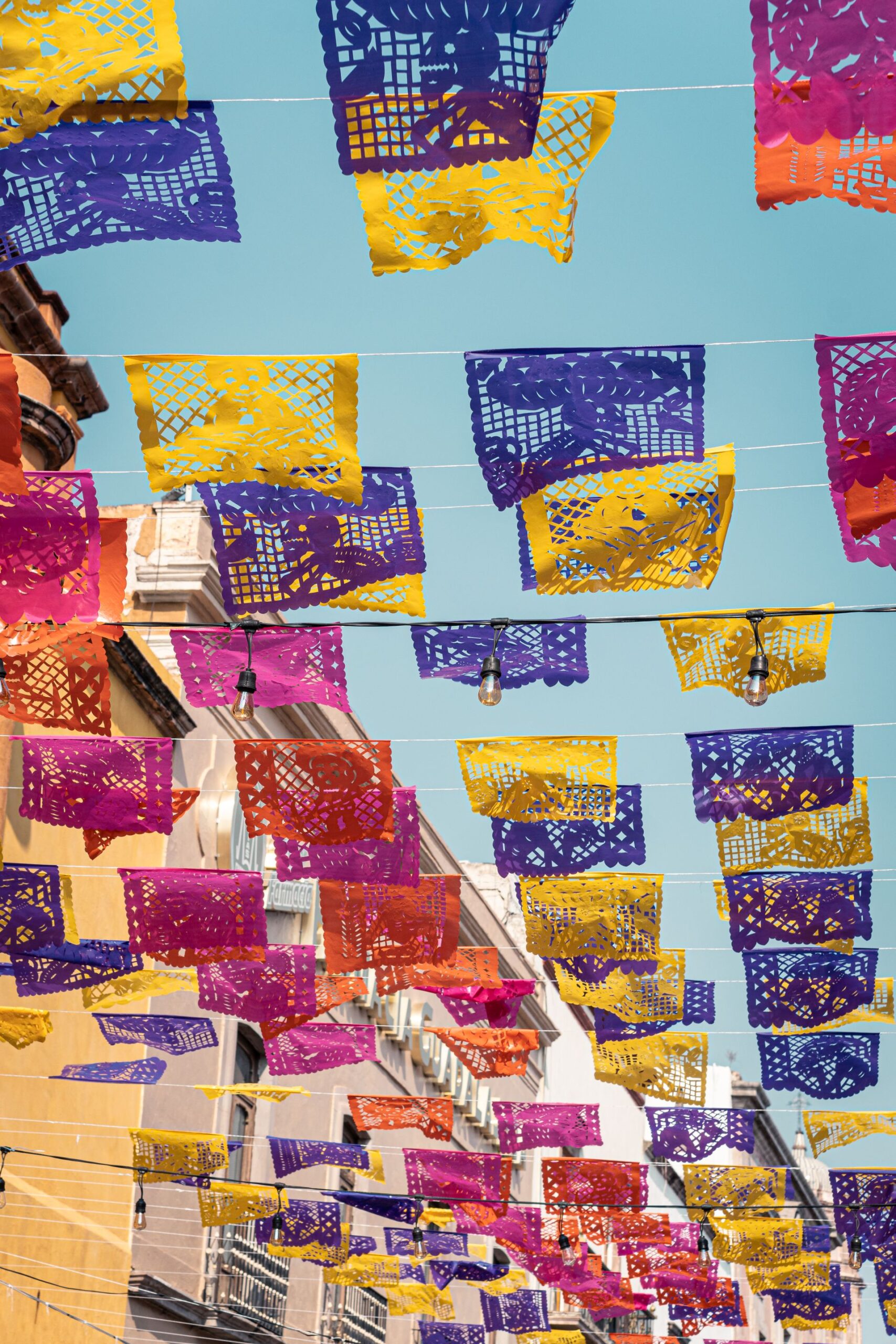 Calles coloridas de un pueblo mexicano con papel picado