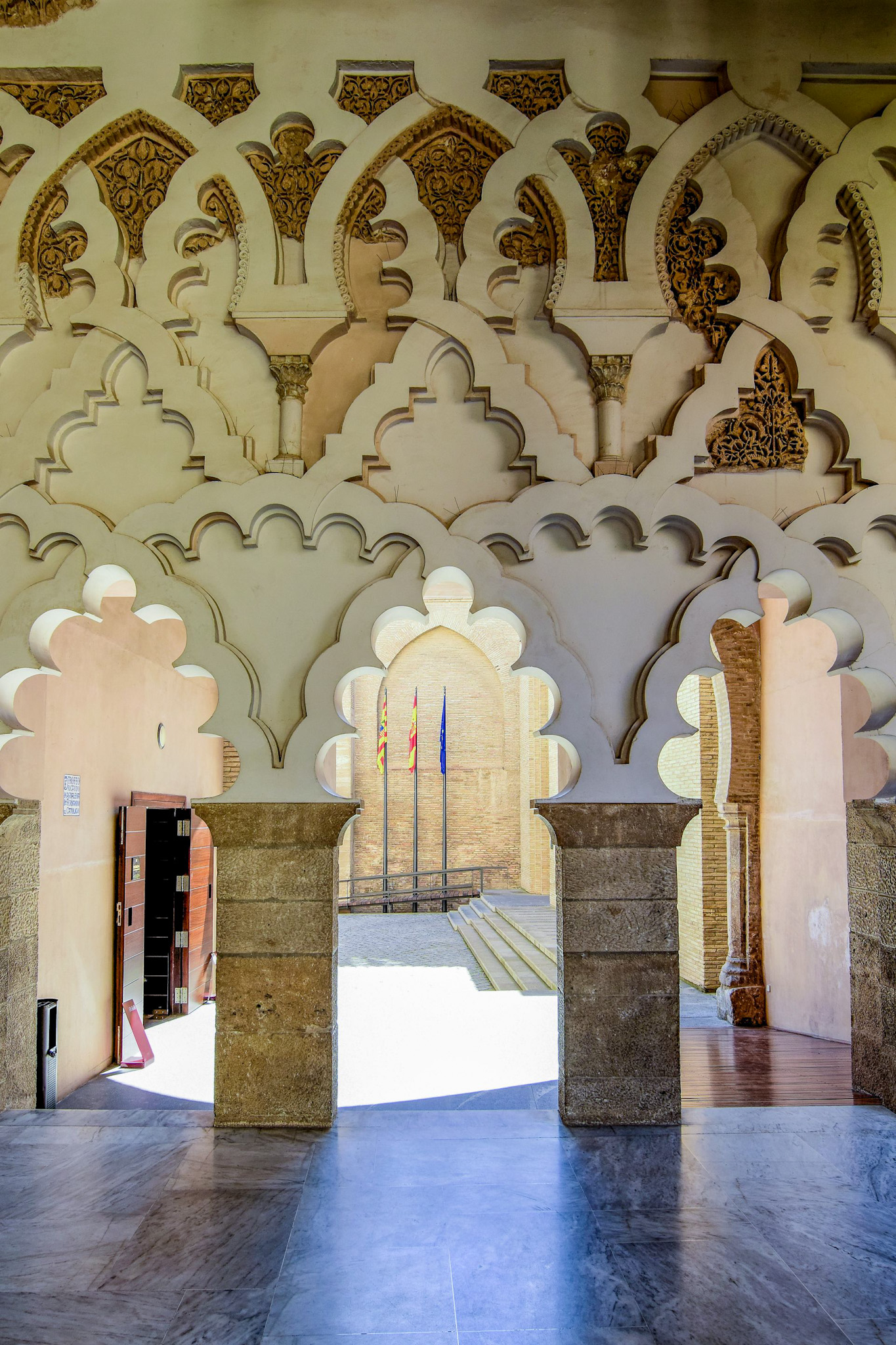 Interior del Palacio de la Aljafería en Zaragoza, con sus arcos tallados