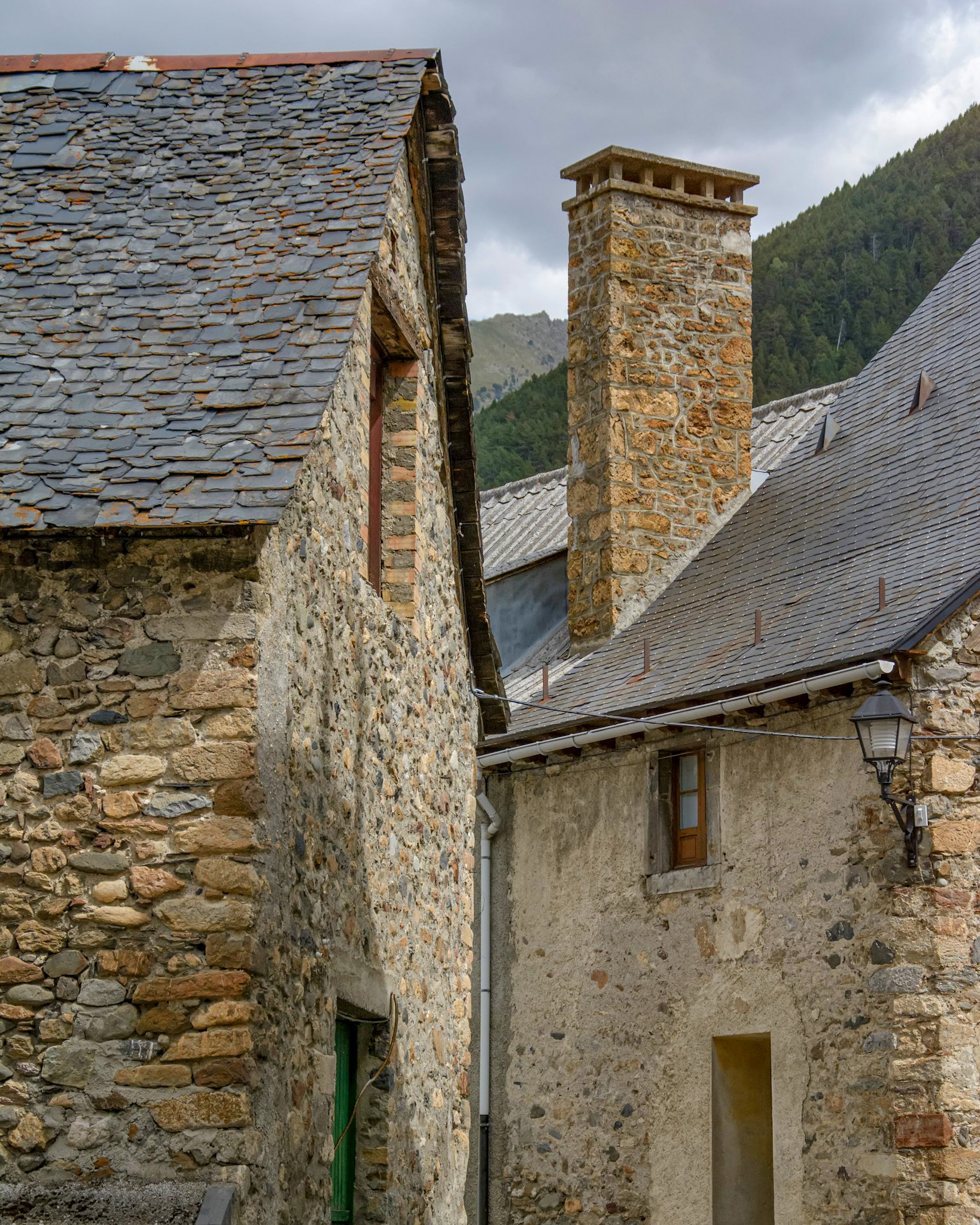 Calle típica del pueblo de Ansó en el Pirineo de Huesca