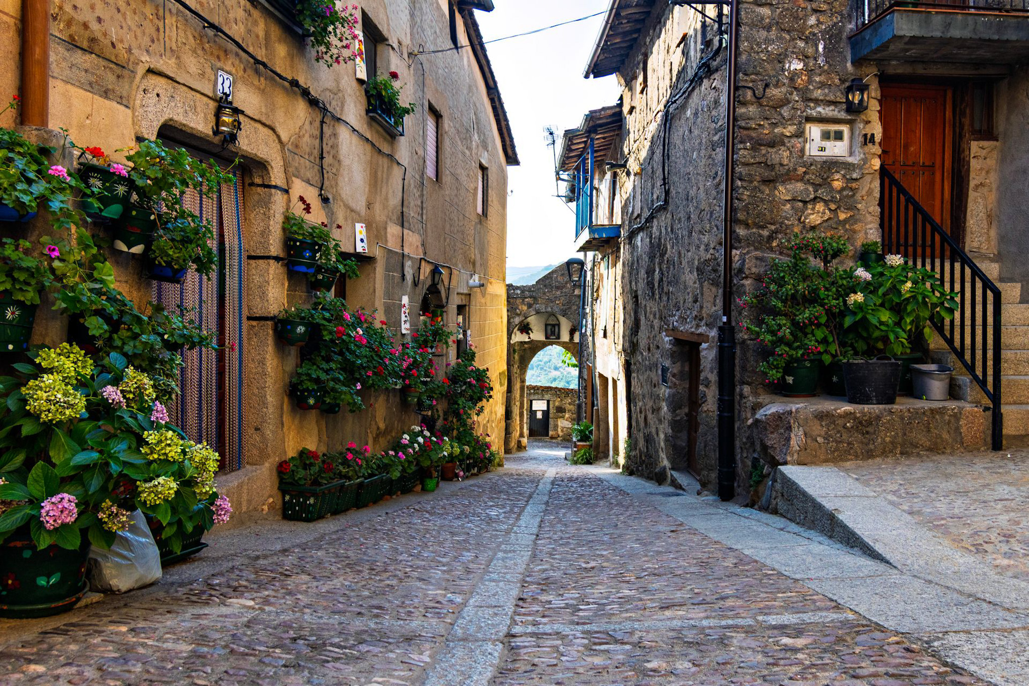 Calles empedradas de Aínsa, en el Pirineo aragonés