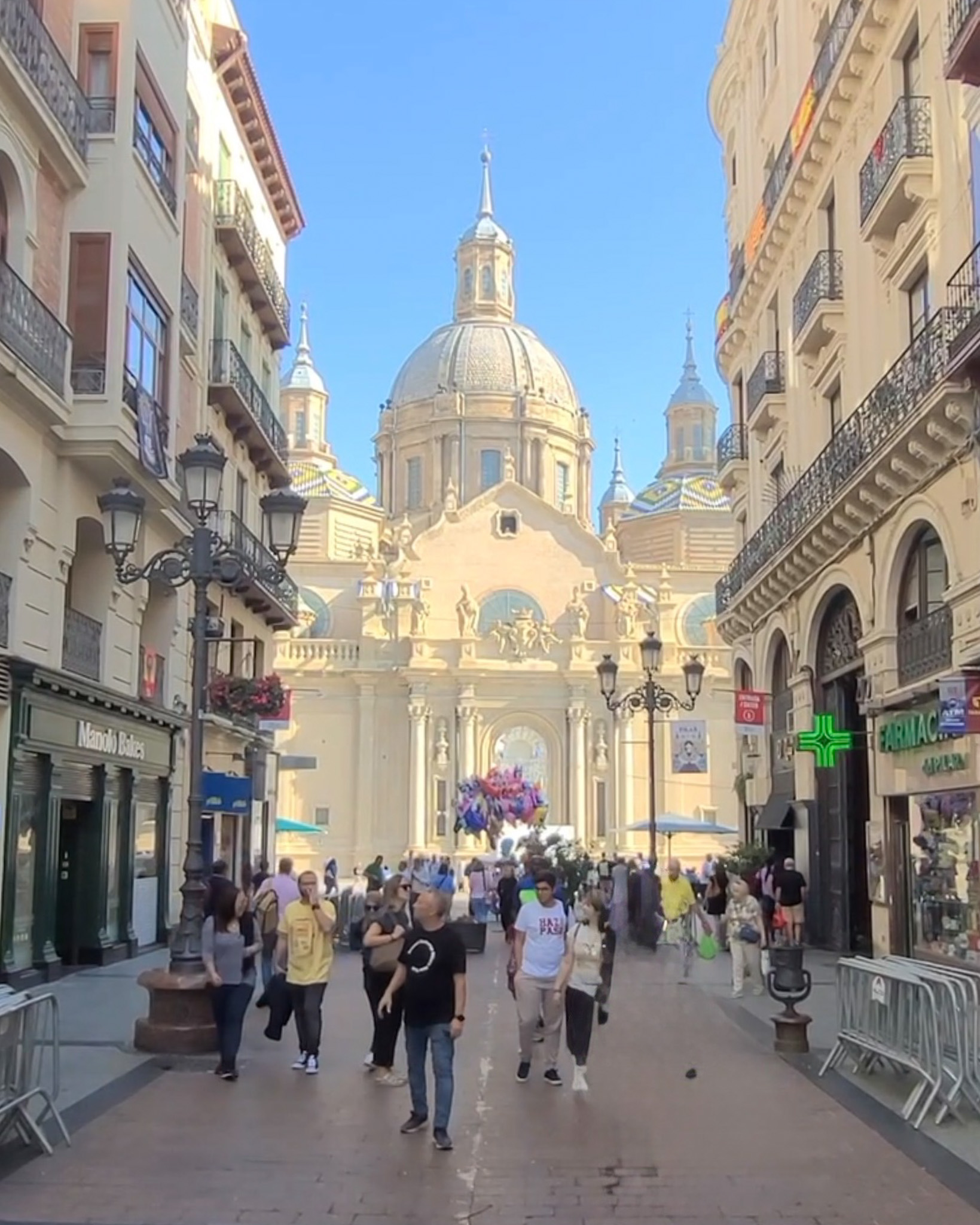 Calle Alfonso I de Zaragoza con tiendas y vistas a la Basílica del Pilar