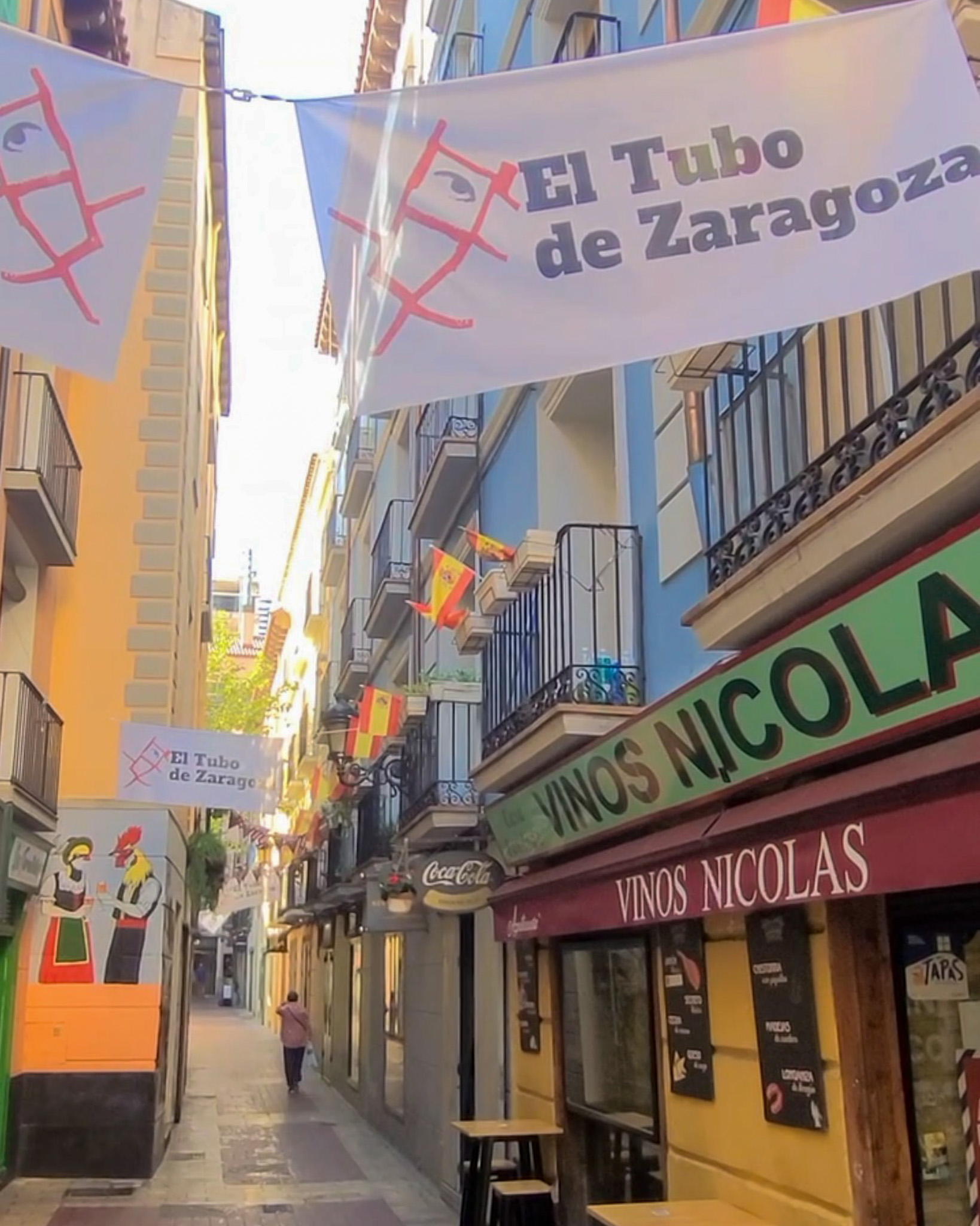 Calle estrecha de El Tubo en Zaragoza llena de bares de tapas
