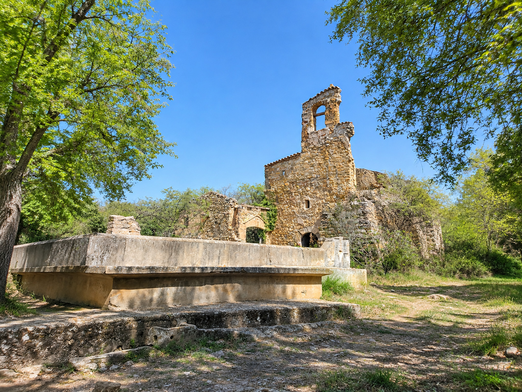 Calle del pueblo abandonado de Finestres, con la iglesia y el lavadero