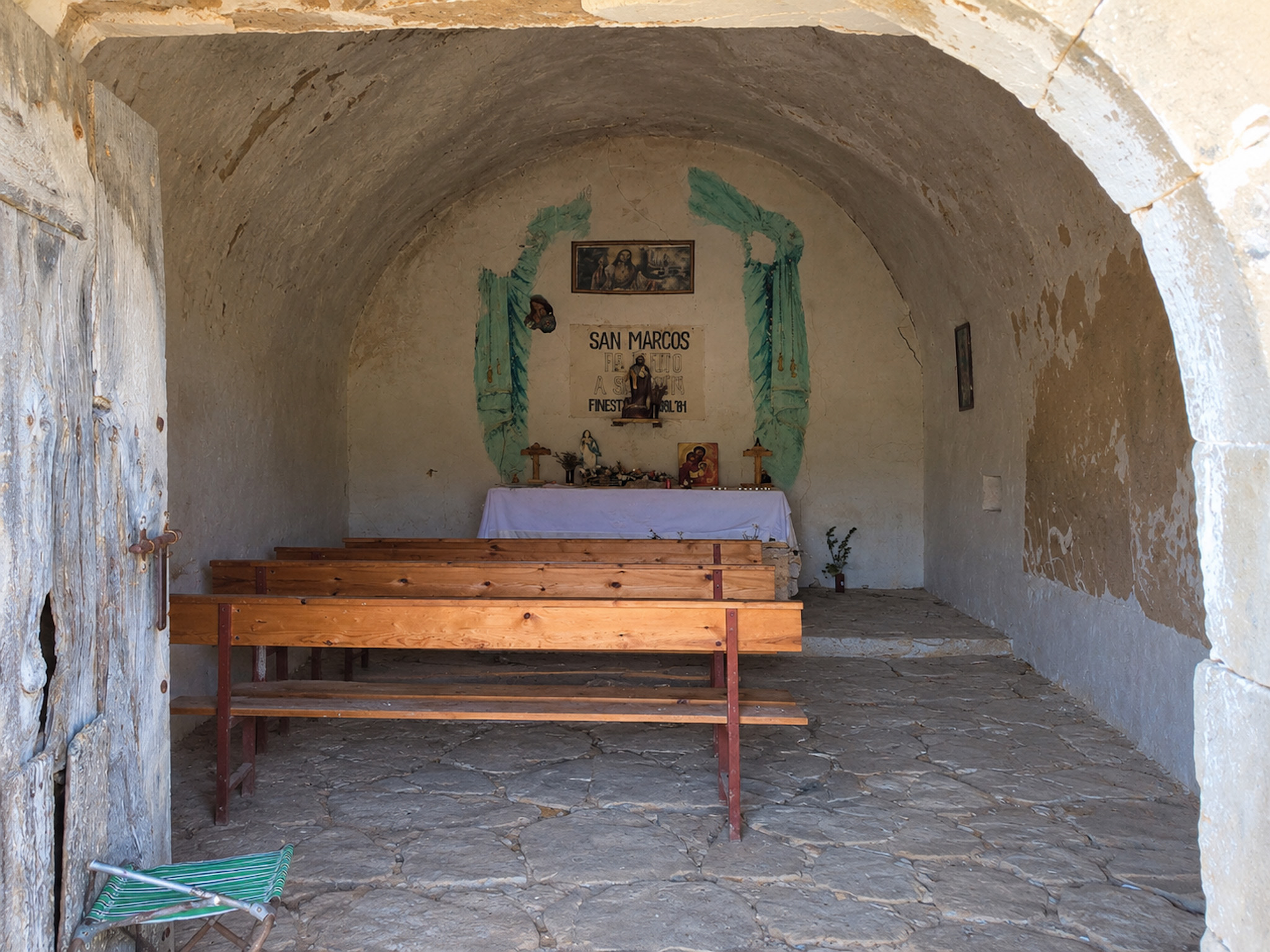 Ermita de San Marcos, con vistas frontales a la Muralla de Finestres