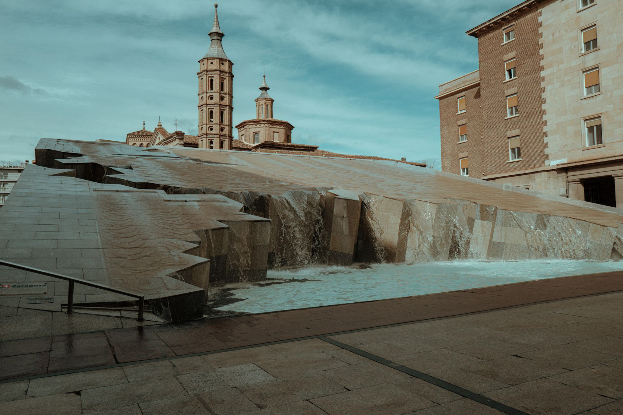 Plaza del Pilar de Zaragoza con la Fuente de la Hispanidad y la Basílica al fondo