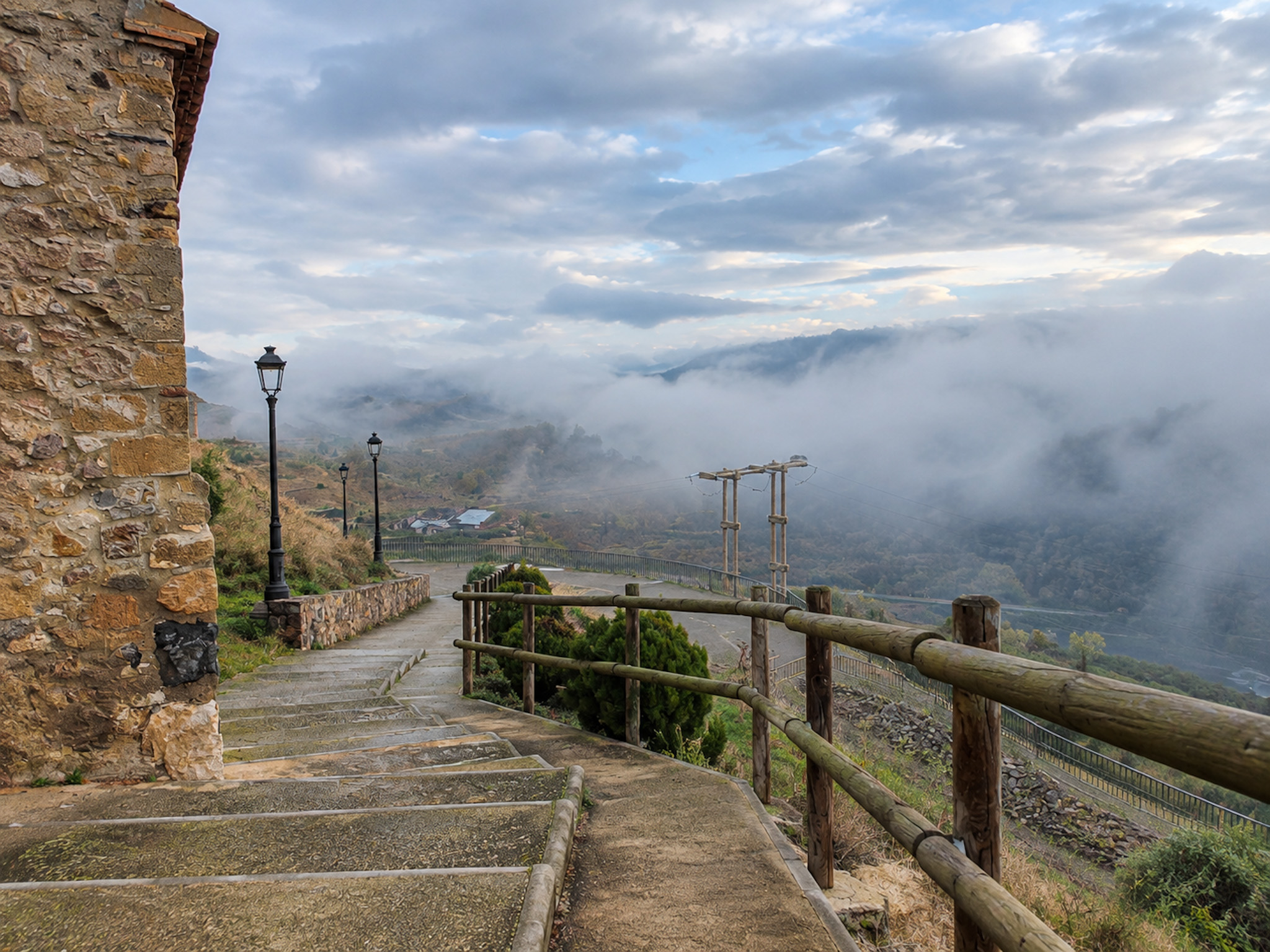 Llegada al pueblo de Trasmoz entre niebla baja