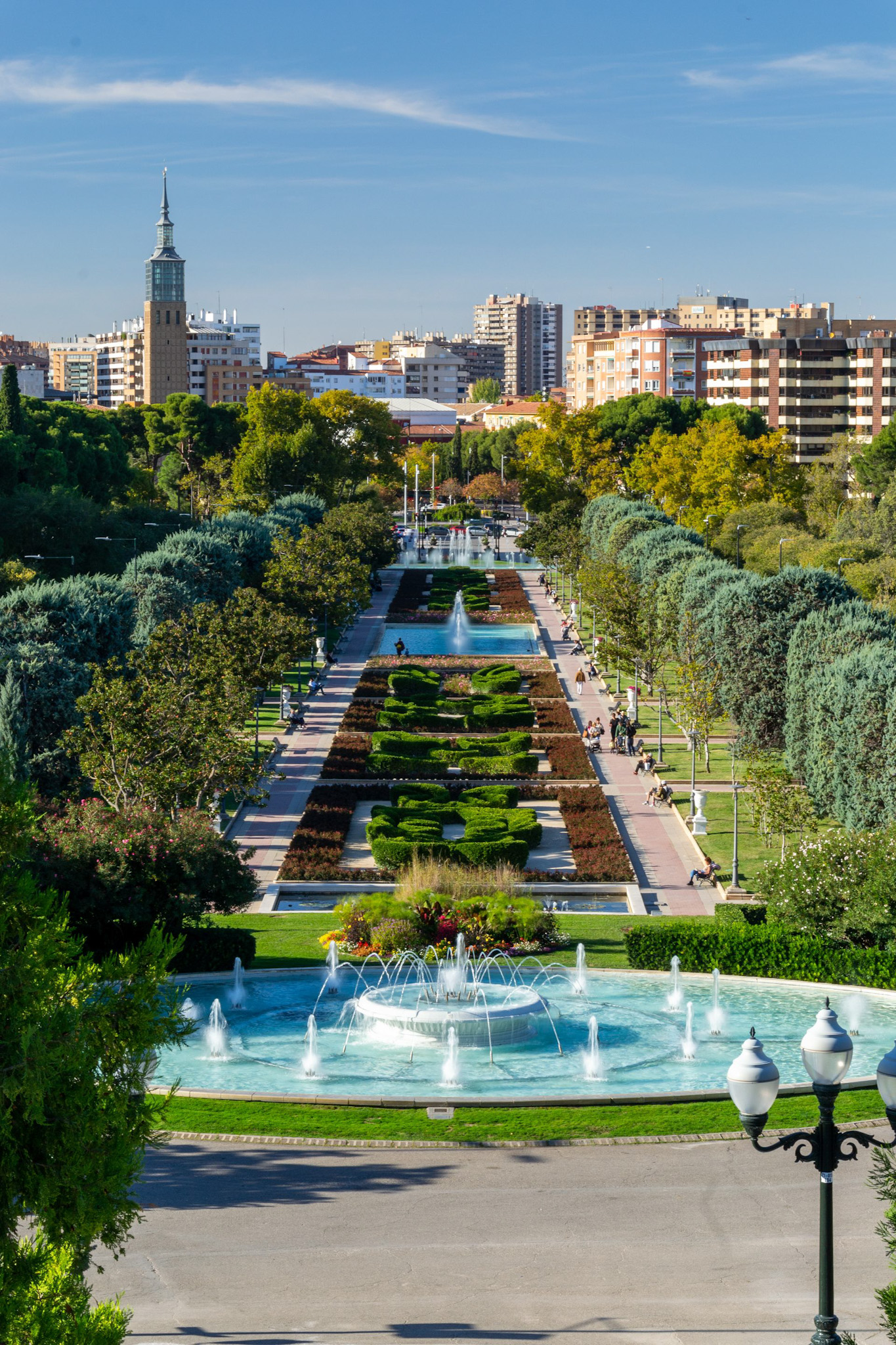 Avenida principal del Parque Grande José Antonio Labordeta en Zaragoza