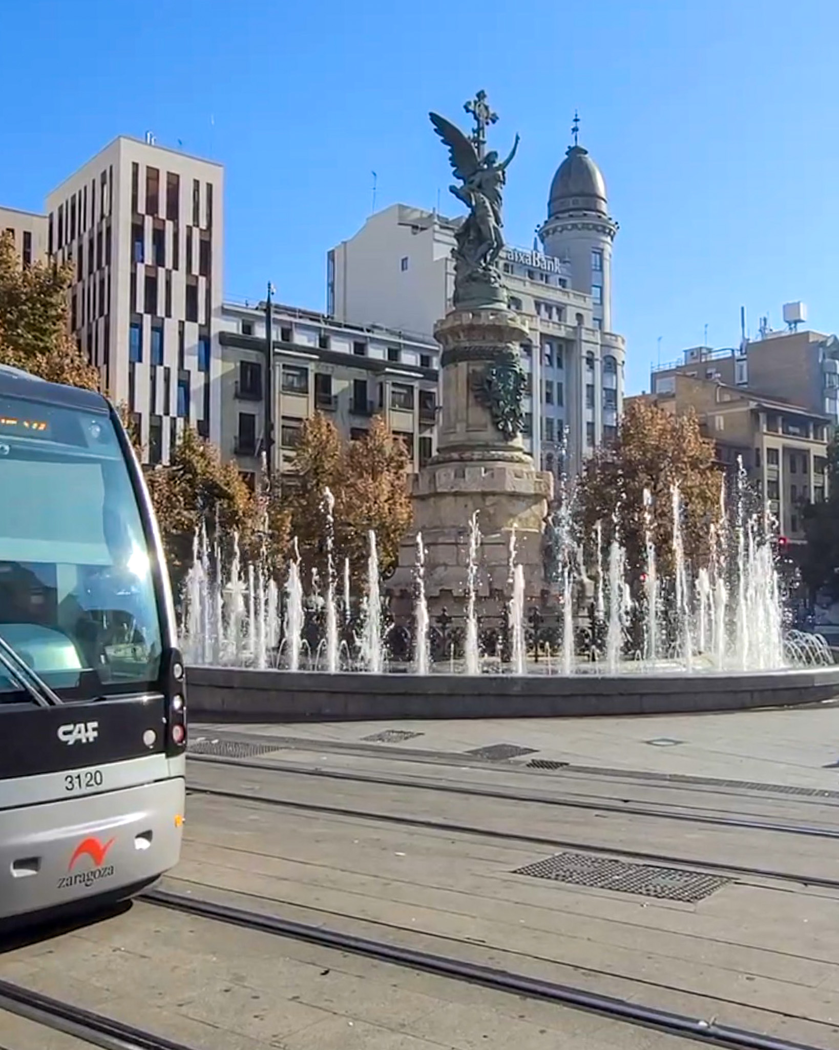 Plaza de España de Zaragoza, entrada al mercado gastronómico Puerta Cinegia