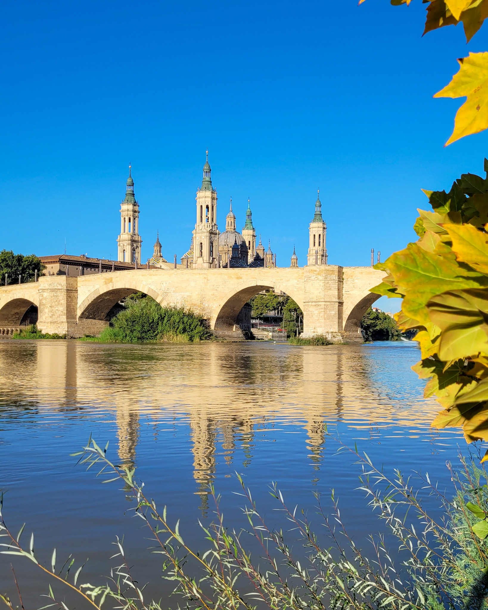 Puente de Piedra de Zaragoza al atardecer con la Basílica del Pilar al fondo