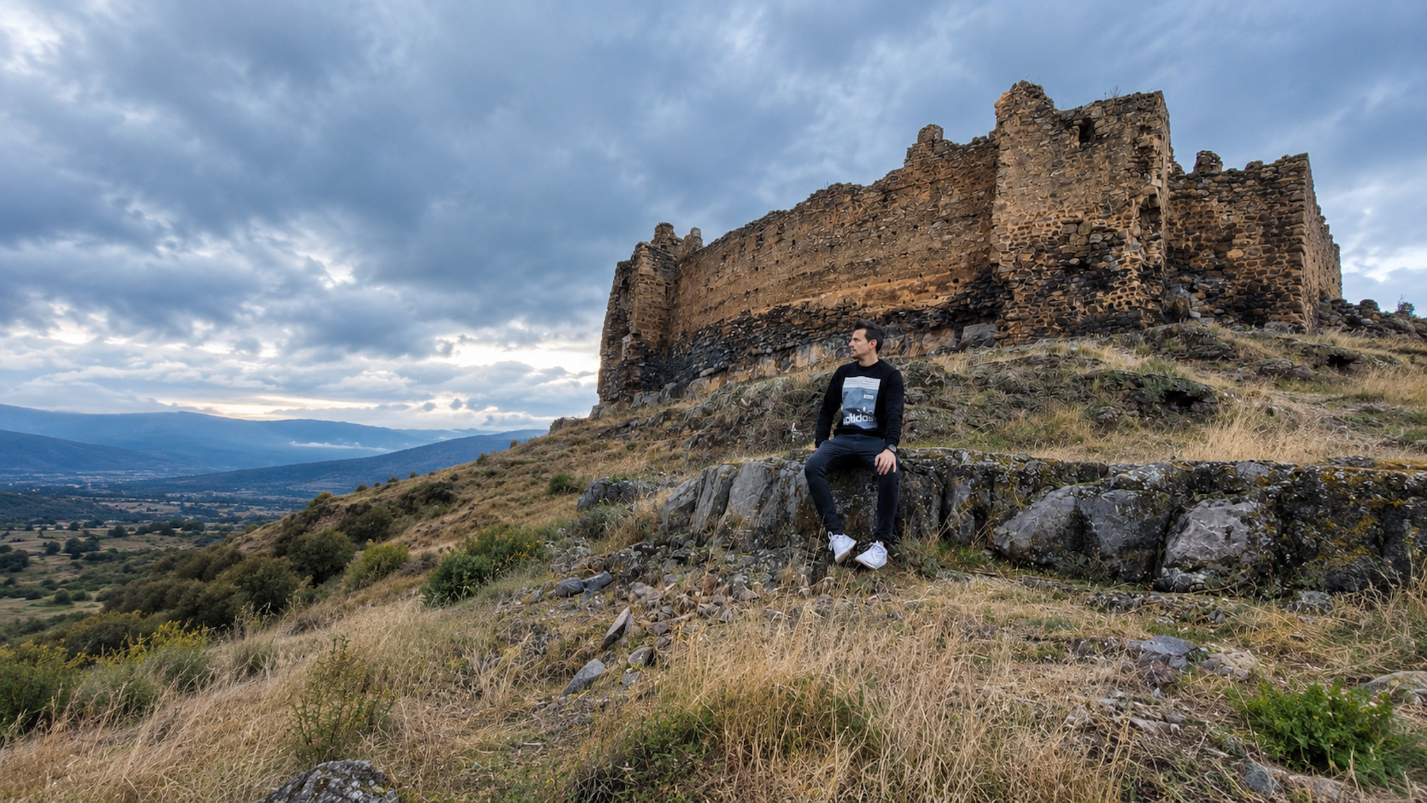 Vista del castillo de Trasmoz sobre el pueblo, con el Moncayo al fondo