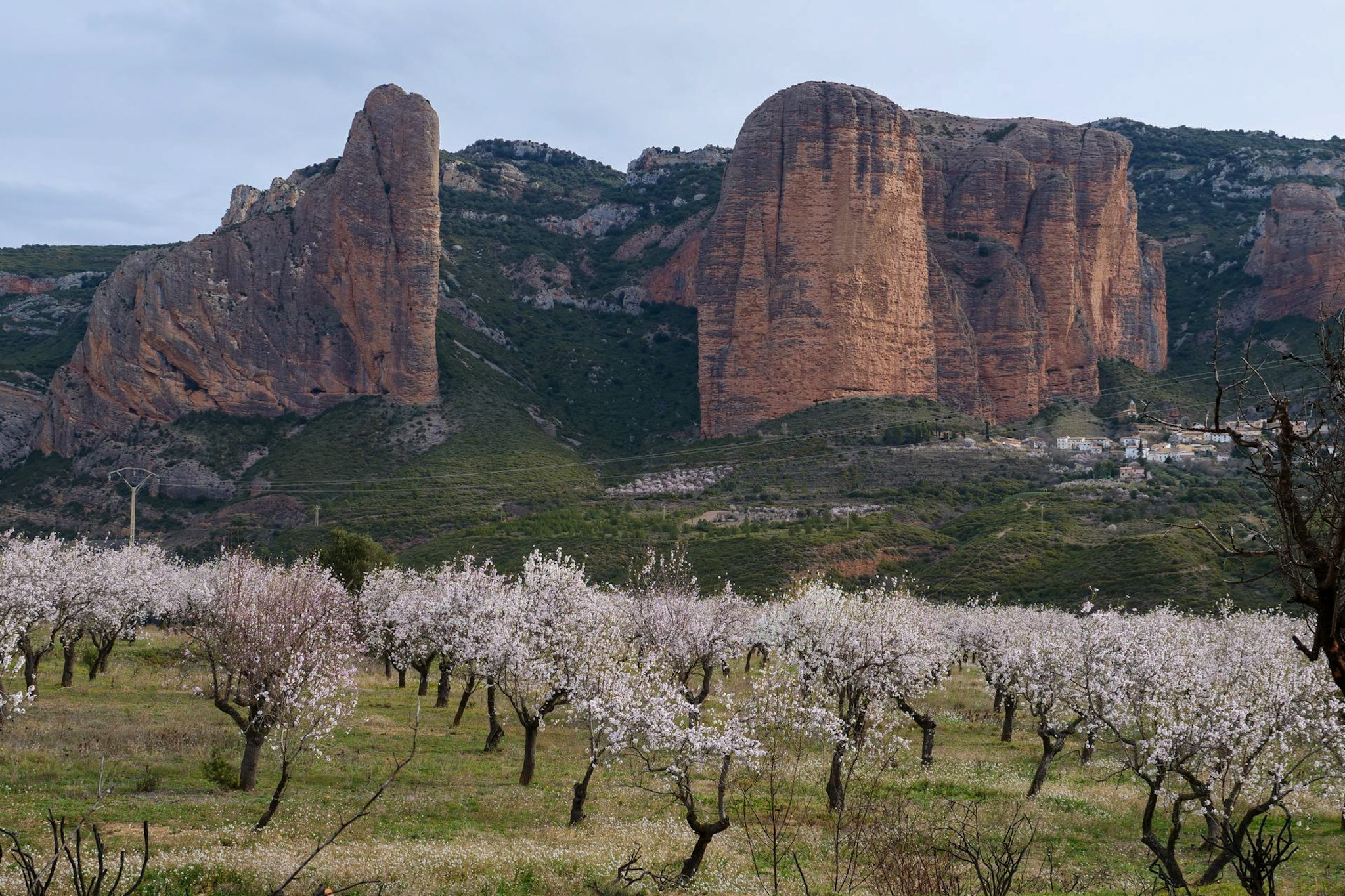 Mallos de Riglos sobre el pueblo, Pirineo aragonés